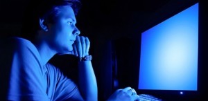5jun2014---homem-diante-do-computador-a-noite-estudos-recentes-comprovaram-que-a-manipulacao-da-luz-azul-emitida-por-telas-e-luzes-halogenicas-pode-interferir-na-sensacao-de-fome-e-no-sono-1401996985911_615x300