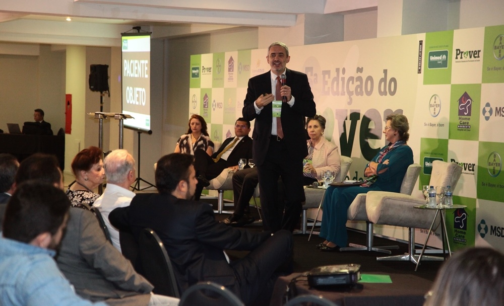 Dr. Ronaldo Behrens durante o painel ‘O cuidado do cliente: a visão dos Direitos da Saúde e a Medicina Baseada em Evidências’.