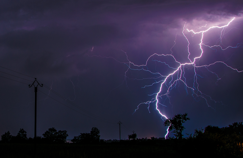 Raio vai até o solo, a descarga de energia pode causa choque elétrico em pessoas que forem atingidas pelo fenômeno natural.