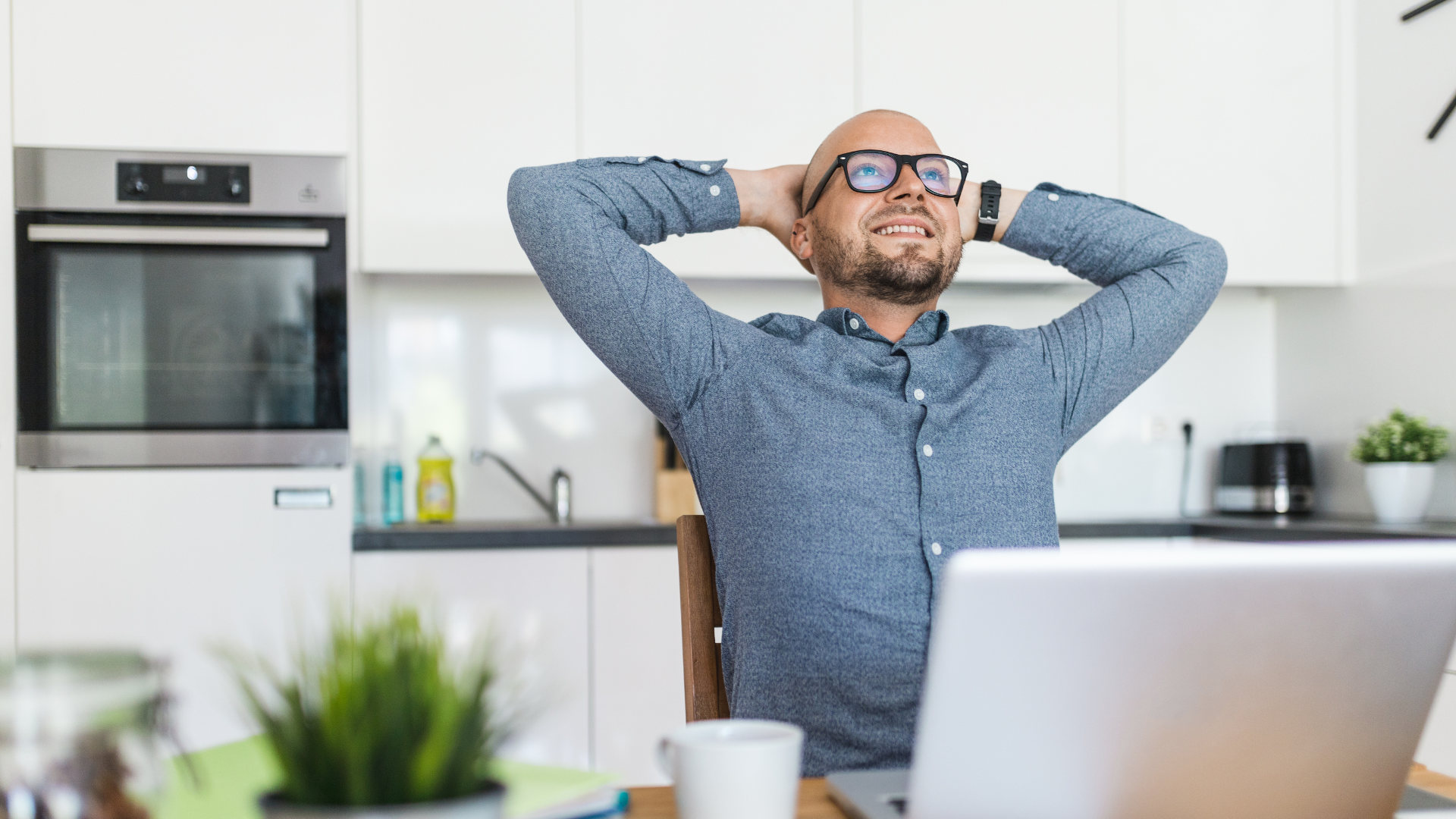 Homem se alongando no ambiente de trabalho