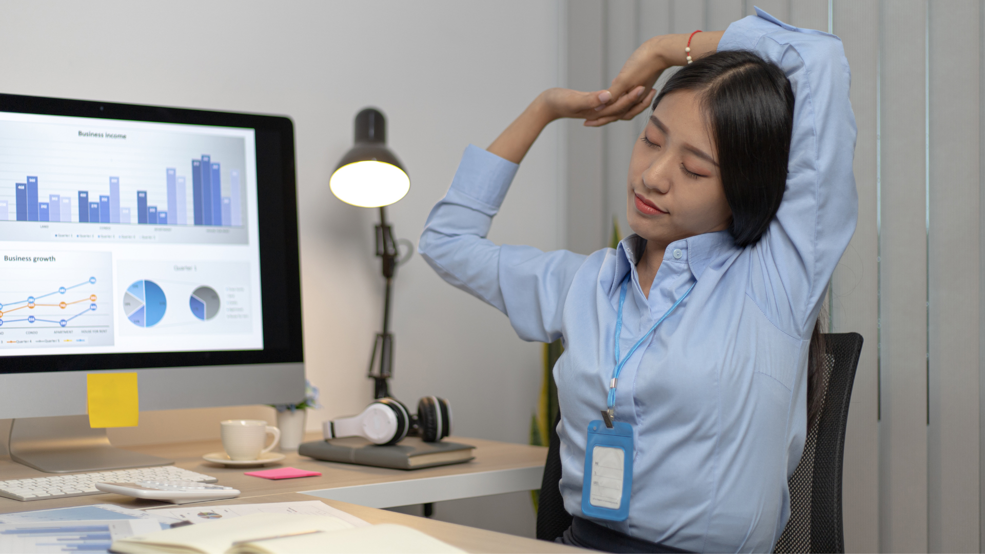 Mulher fazendo alongamento na sua mesa de trabalho