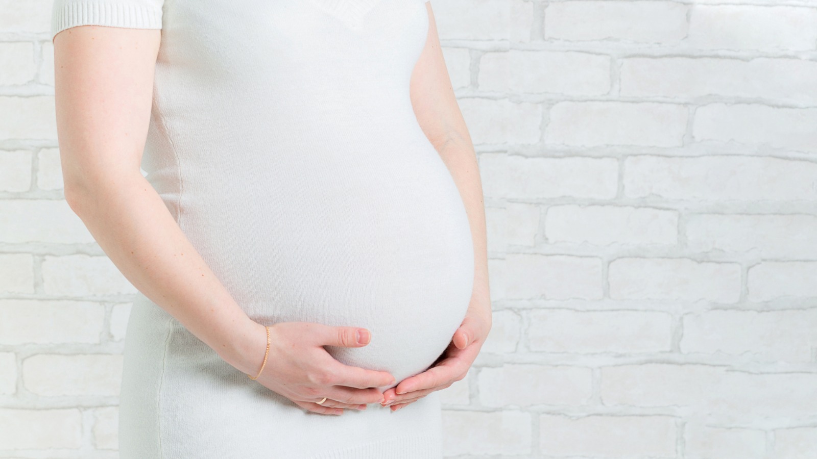 Mulher grávida segurando a barriga
