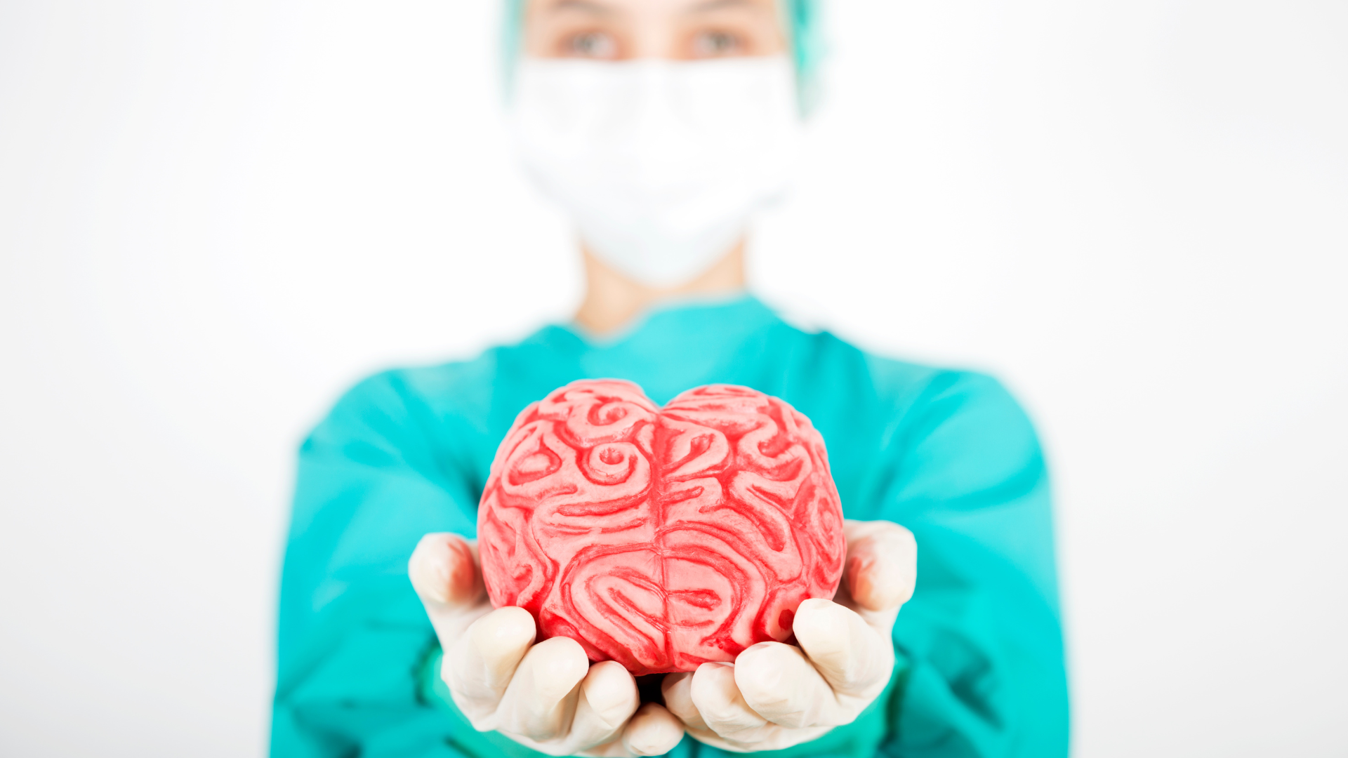 médica segurando um protótipo de cérebro