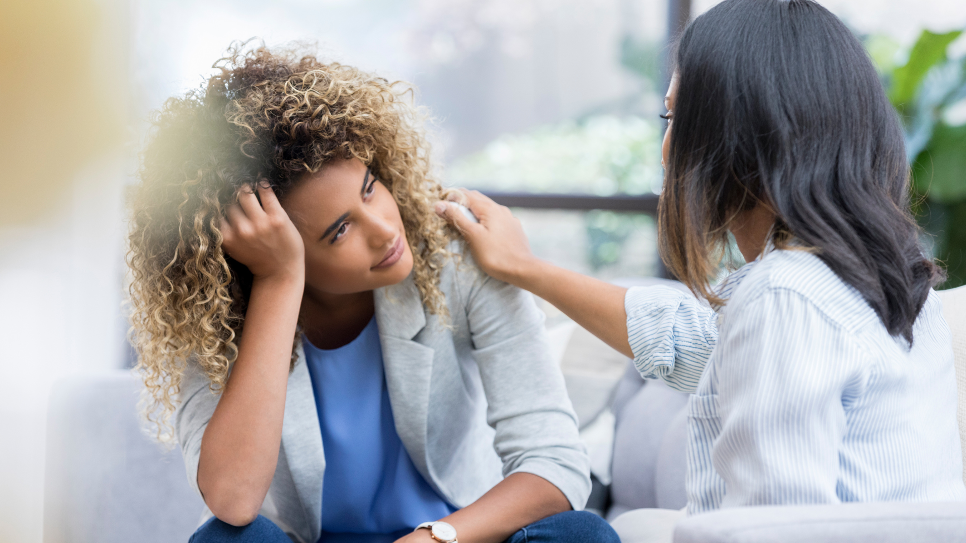 Duas mulheres conversando no ambiente de trabalho