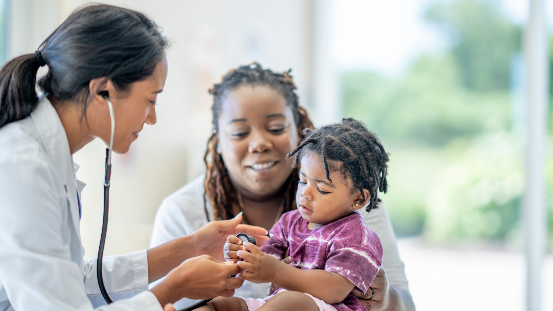 Mãe e filho em consulta médica