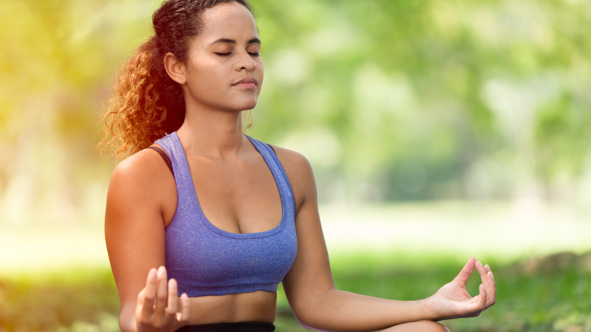 Mulher fazendo exercícios ao ar livre