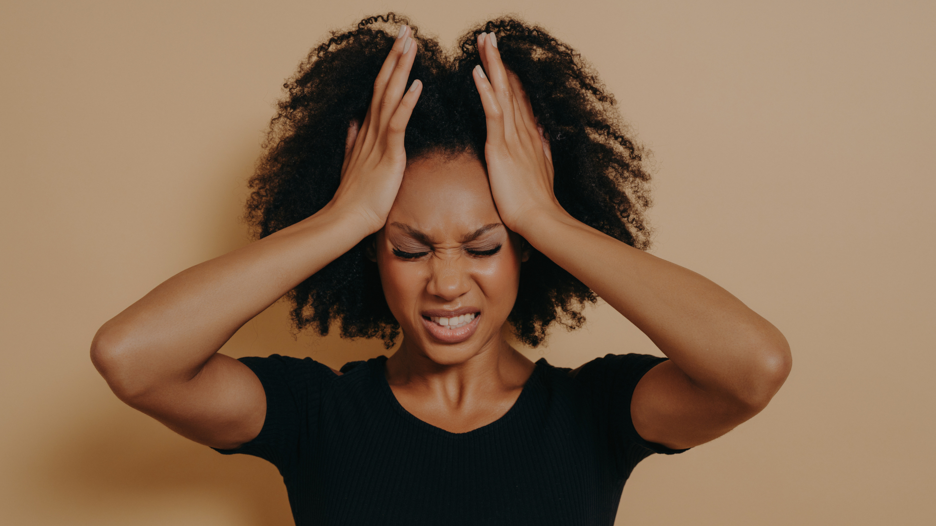 Mulher estressada com as mãos na cabeça