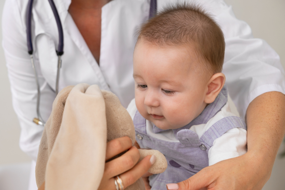 Médico atendendo um bebê
